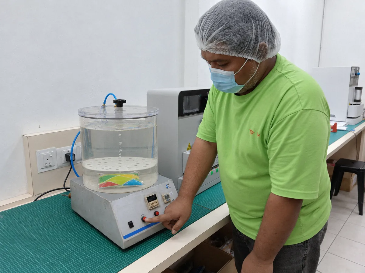 Sealed bag under water in the vacuum leak tester